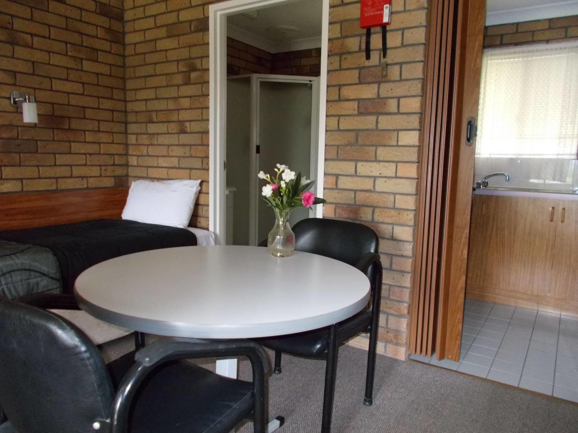 Park House Motor Inn Oakey Dış mekan fotoğraf